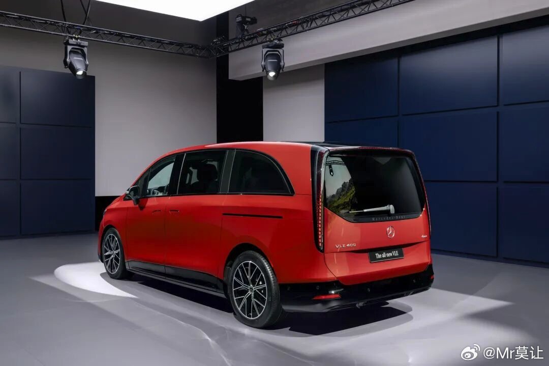 V-class最新版也是有史以来最好看的版本了奔驰VLE，纯电动哦！问个问题，这