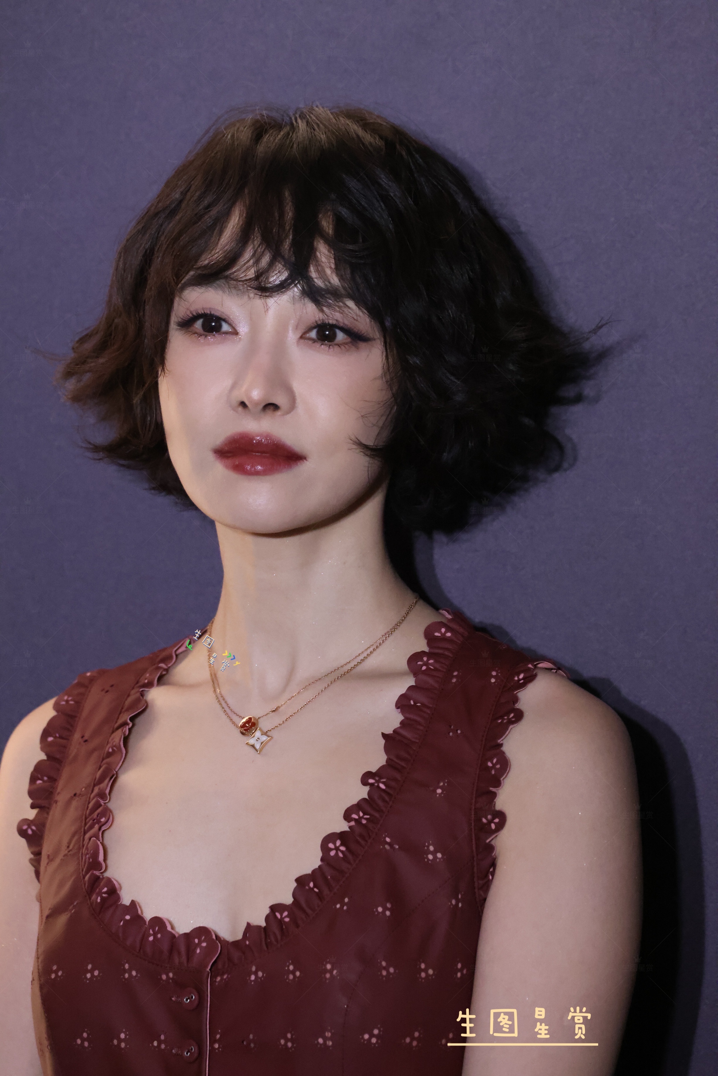 宋茜T风格论坛红毯生图短发黑裙，娇俏明丽活力宋茜给自己剪短发宋茜