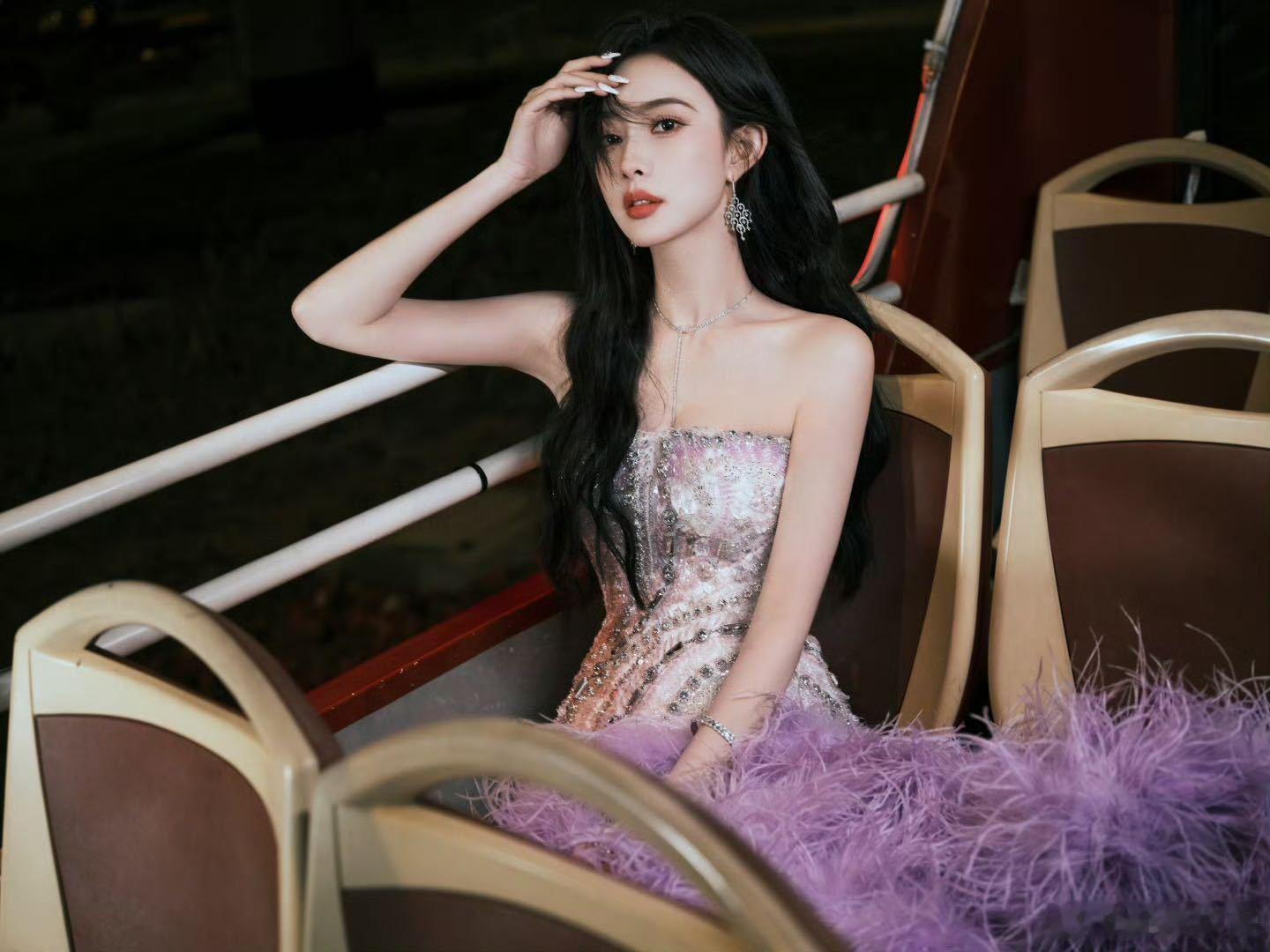 孟子义因为窦昭选了紫色礼服  每次看到孟子义的造型，都会被她的优雅和独特气质所折