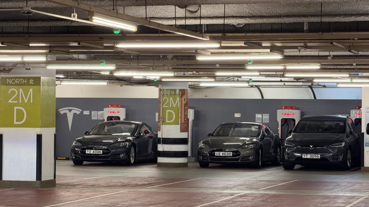 请教贴！
为什么香港人会那么讨厌Tesla？
只要路上有车犯错
那必须是Tesl