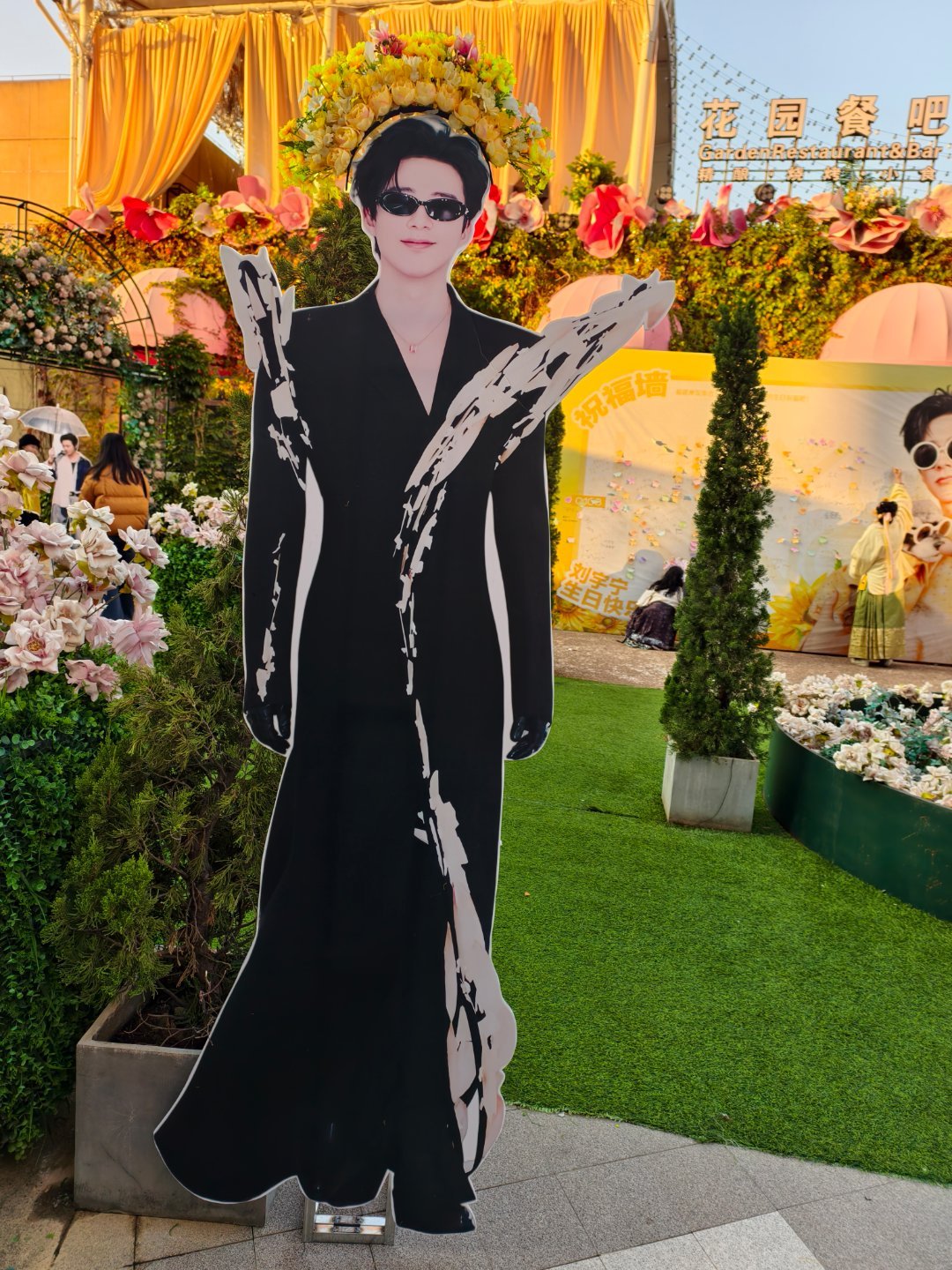 摩登兄弟 头戴簪花，陪宁一路生花。祝宁哥生日快乐摩登兄弟