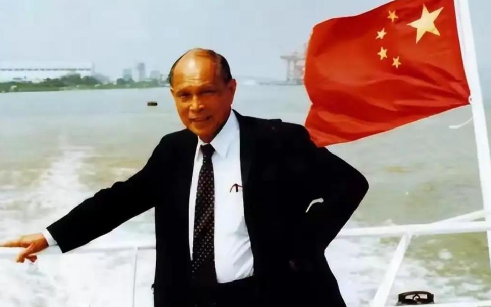 1950年，霍英东去澳门追查遭劫物资，可他刚到澳门码头就被海盗用枪顶头:“再嚷嚷