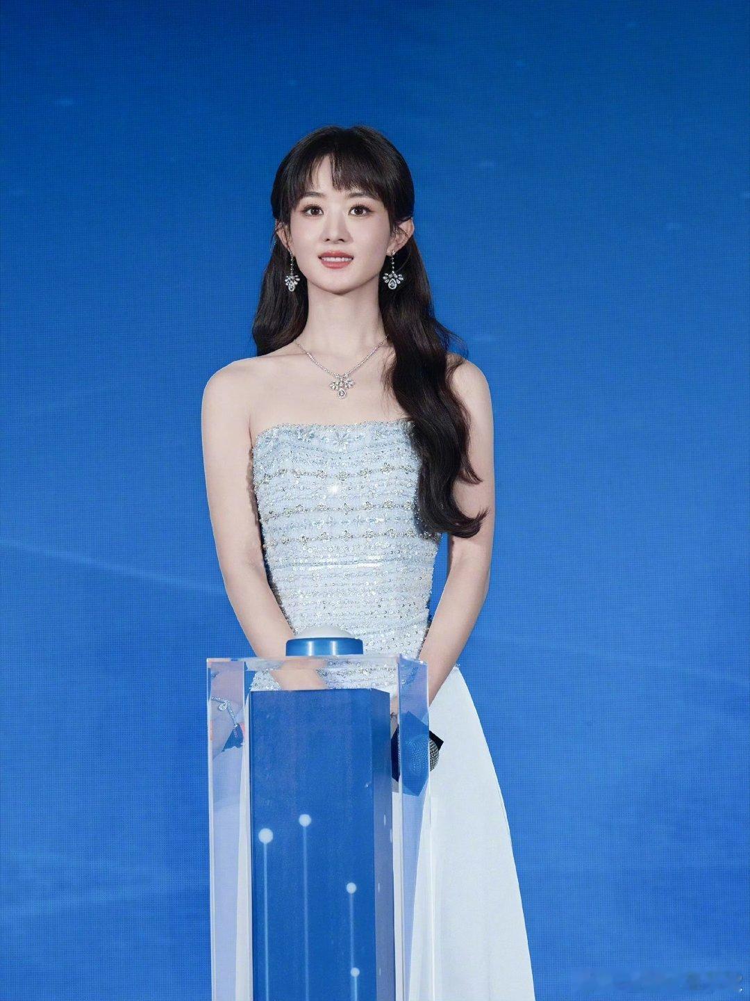 昨天的大波浪长发颖宝真的美出天际了，真女神降临！ 