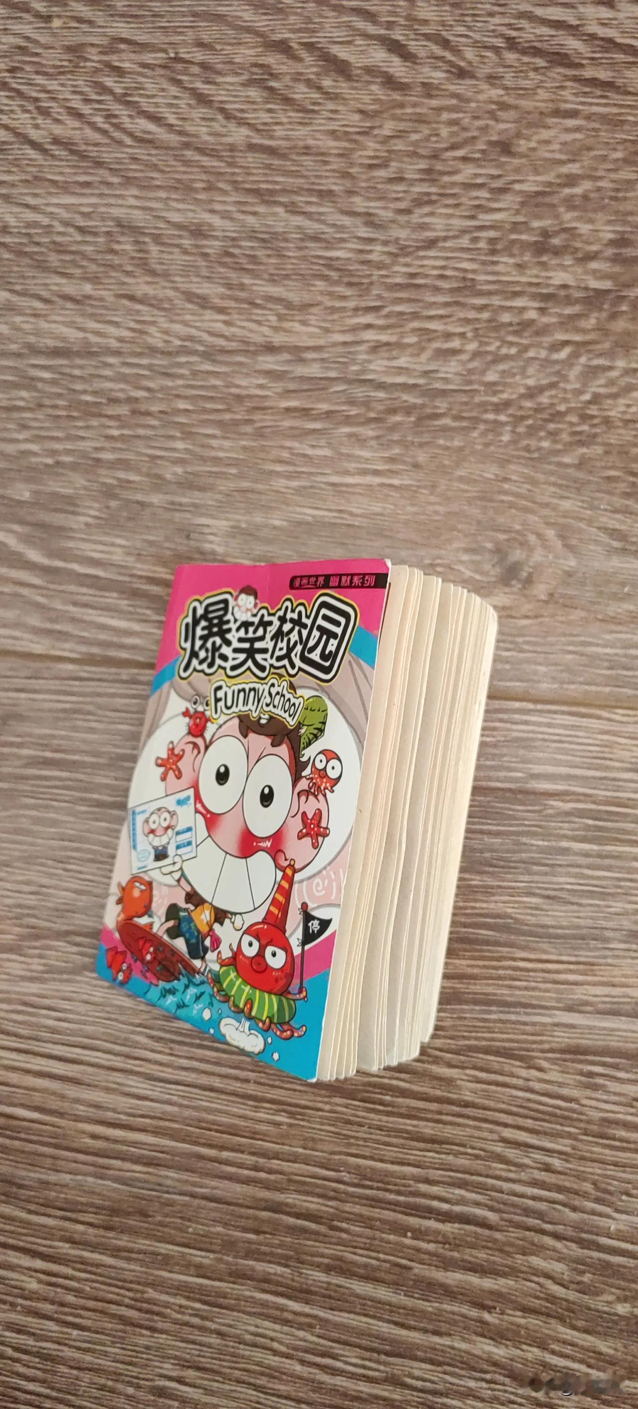 宝爸宝妈们看过来，
有毒小人书一定要警惕：
1、其尺寸极小，还不足十厘米；
2、