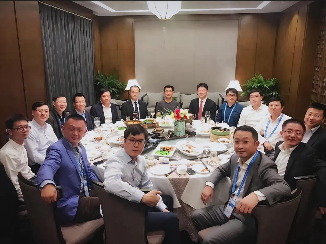 如果八年前这桌人今天重新坐在一起，还能这么坐吗？昨晚的京东酒会，有个细节大家注意