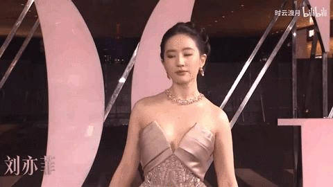 刘亦菲溜肩好像越来越严重了 ​​​