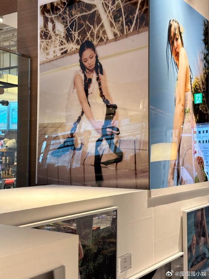 Jennie个人摄影展现场Jennie个人摄影展现场，好艺术！Jennie首尔个