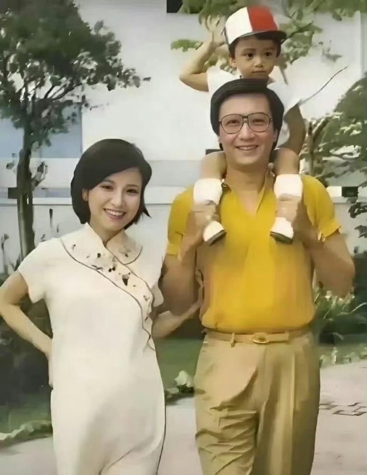 1982年46岁的谢贤背着2岁的孩子谢霆锋 