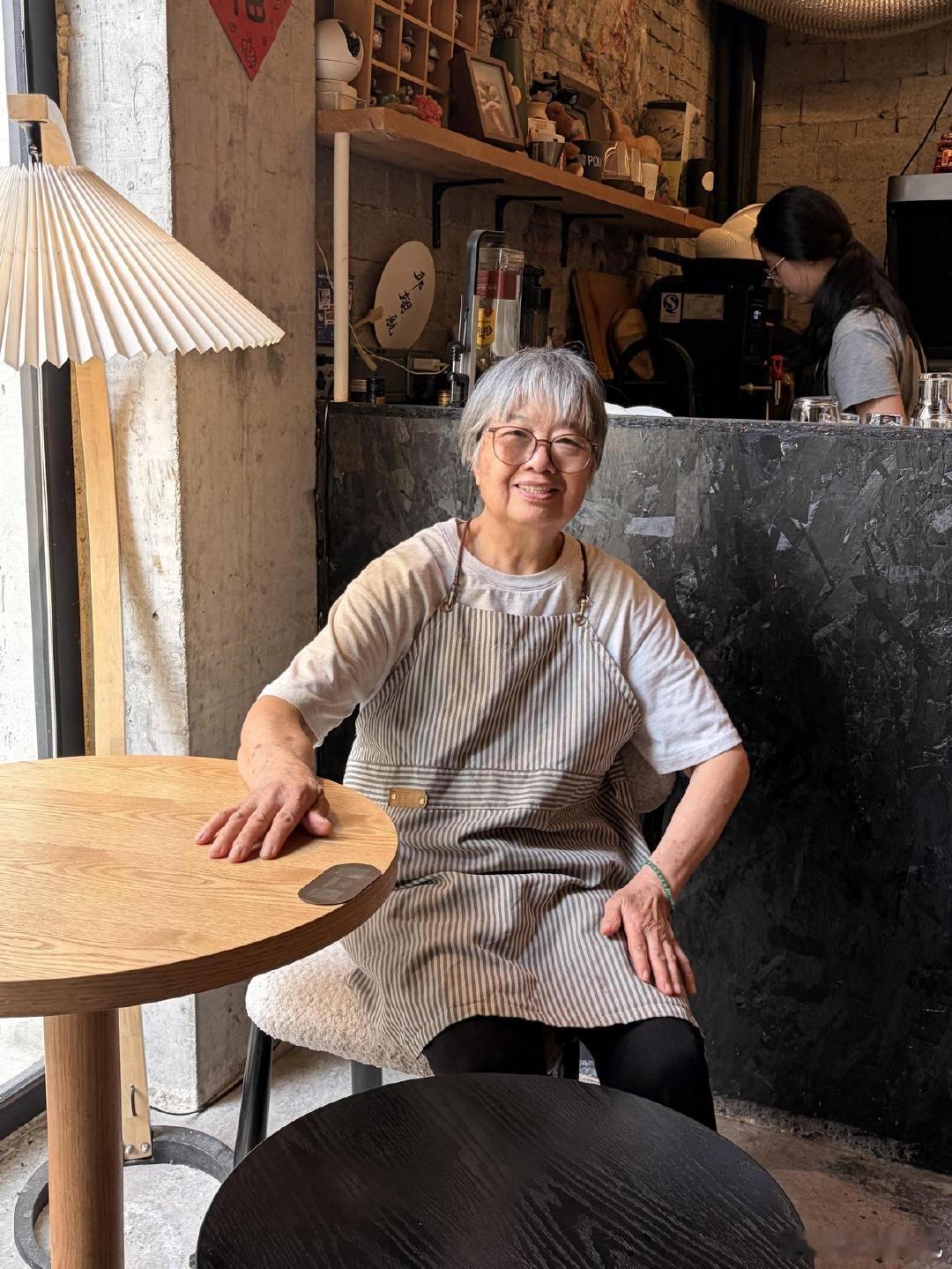 在宁波遇见自带光芒的八旬外婆宁波 2114cafe 的 83 岁金外婆圈粉无数，