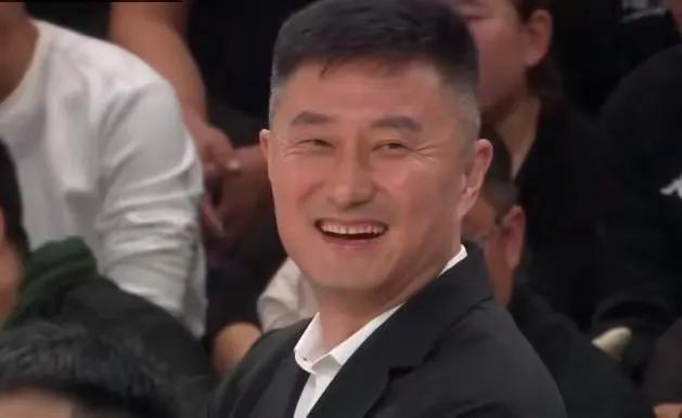 广东队赢了一场没有悬念的比赛，杜峰和新外援阿姆斯都笑得很开心。         