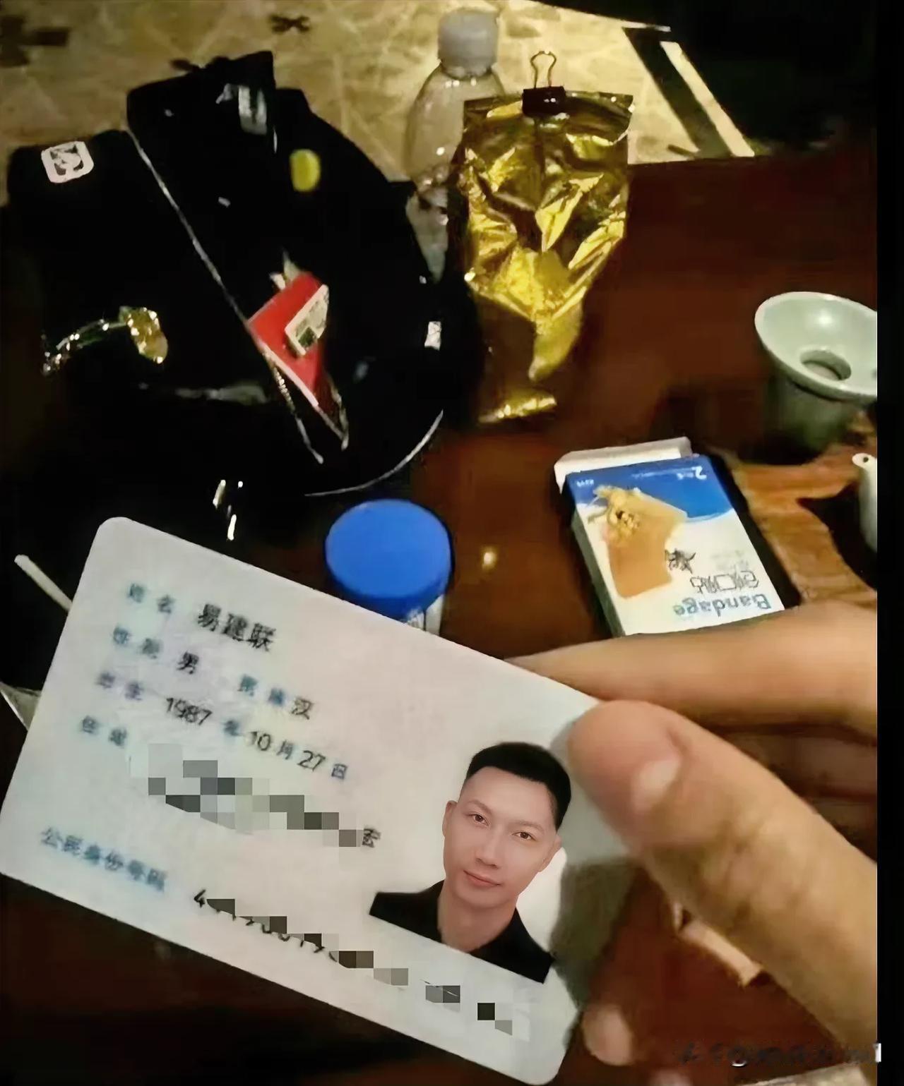 易建联在巴掌大地方，犯了天大错误，被网友公开爆料嫖娼，一次就要1500美金，其裸