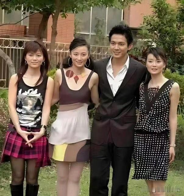 当年李湘、蒋勤勤、王艳三人宣传她们出演的电视剧《四大名捕会京师》，三人同框，李湘