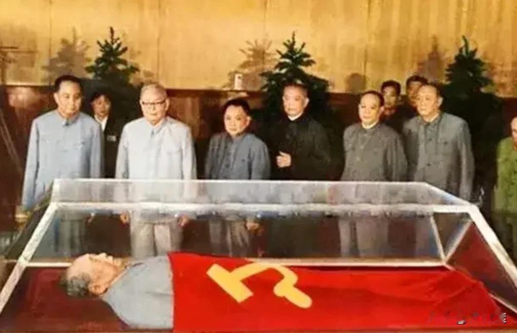 1977年9月9日，毛主席逝世一周年，中央领导同志来到毛主席纪念堂水晶棺前，瞻仰