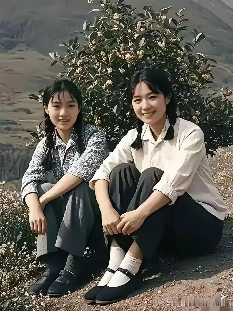 自然的美，不用修饰，化妆、美容都是多余的。
修饰过的是画作，雕琢后的叫艺术，自然
