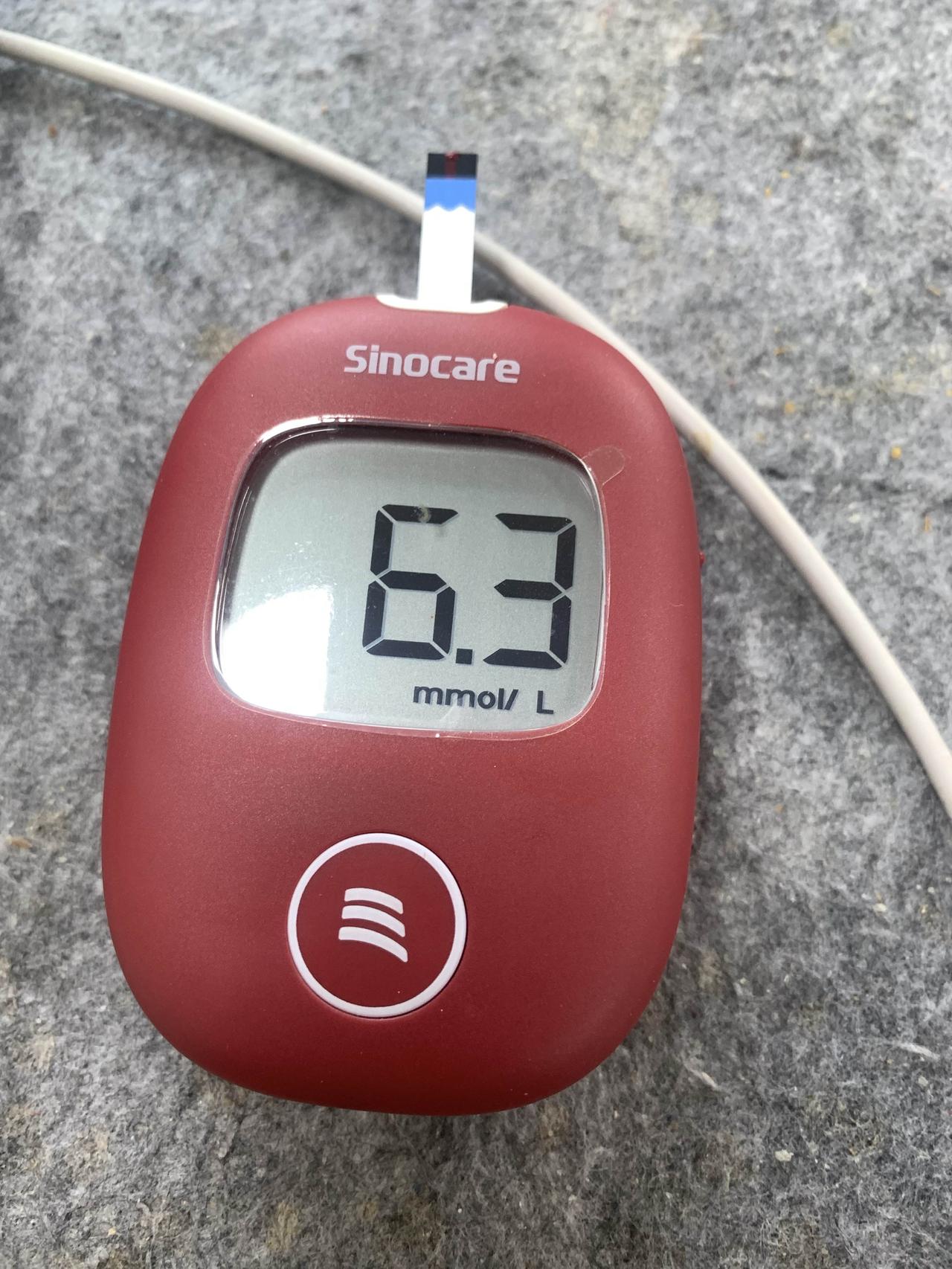 随机检测血糖，6.3。早餐吃了凉调黄瓜和豆腐，一点点自己烙的西葫芦软面饼，没有喝