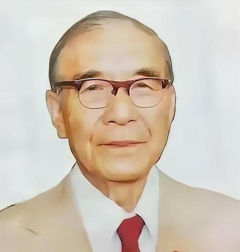 85岁的医学泰斗，在某个深夜抱住了家里23岁的保姆，嘴里喊的是亡妻的名字。

这