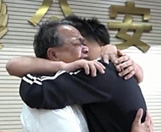 广东一7岁男孩被人拐卖，12年后，他路过云南一家大排档时，突然觉得店中生蚝的味道