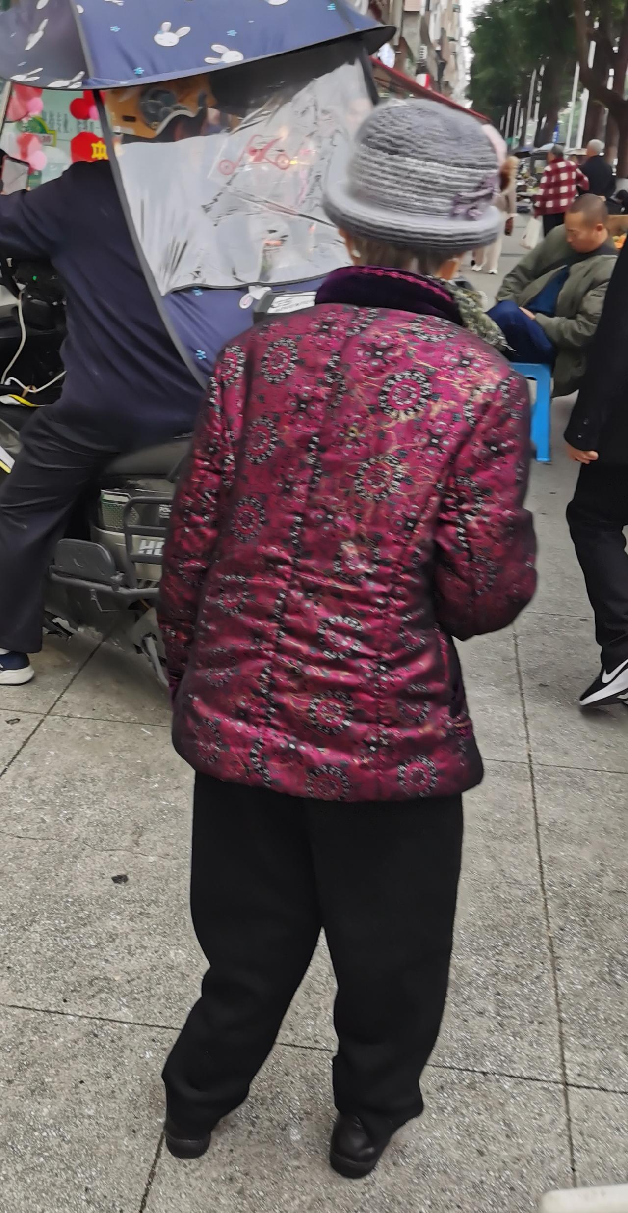 由于自己有抑郁症焦虑症康复的经历，所以我母亲85岁，前段时间摔断了宽关节，做了置