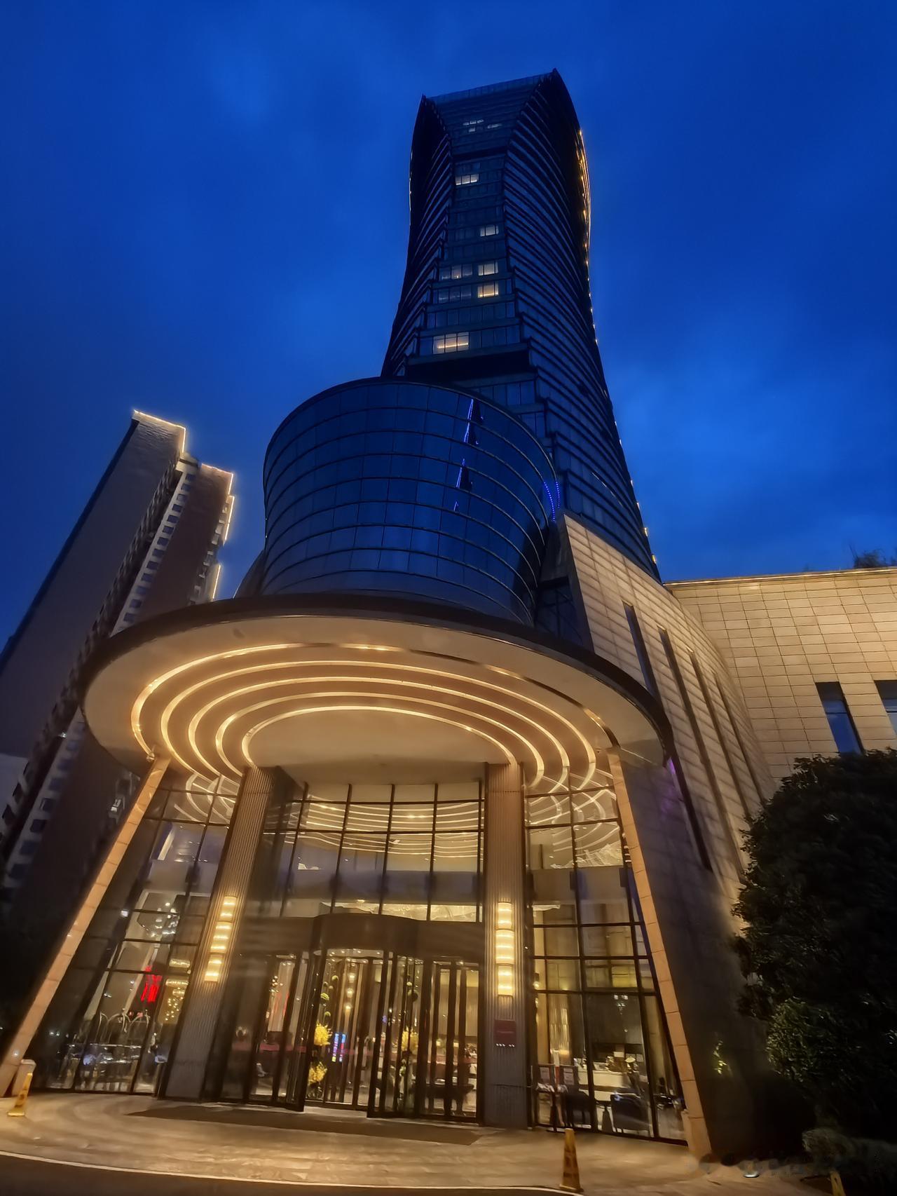 没想到湖南湘西州竟然还有这么好的酒店！
说到湘西州吉首市，我们第一印象是穷！只是