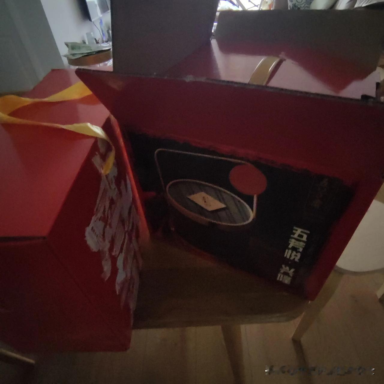 女婿昨晚提了两货礼品回来，说是公司给员工端午节发放的福利。

刚刚我打开看了一下