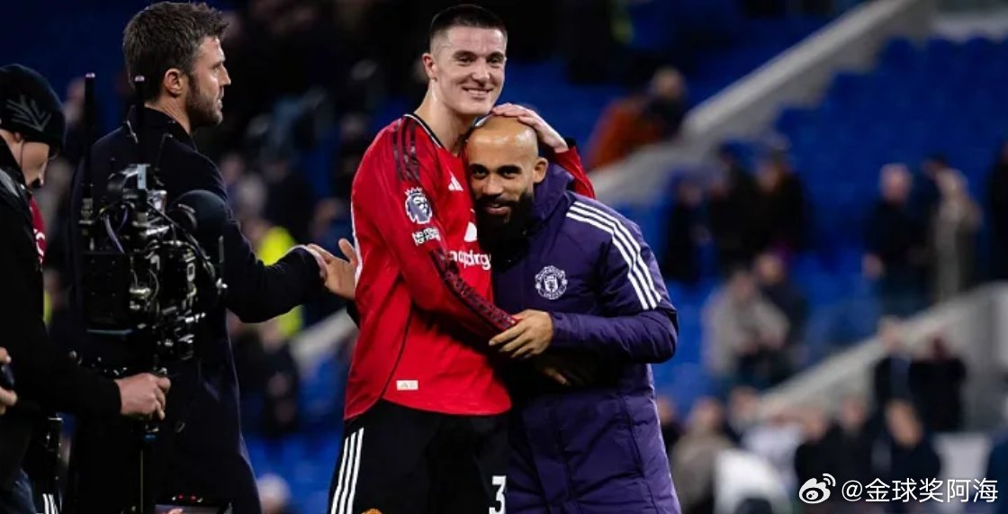 体育 北京时间今日，曼联官方发布公告，球队前锋姆伯莫和谢什科各自因伤退出了本期国