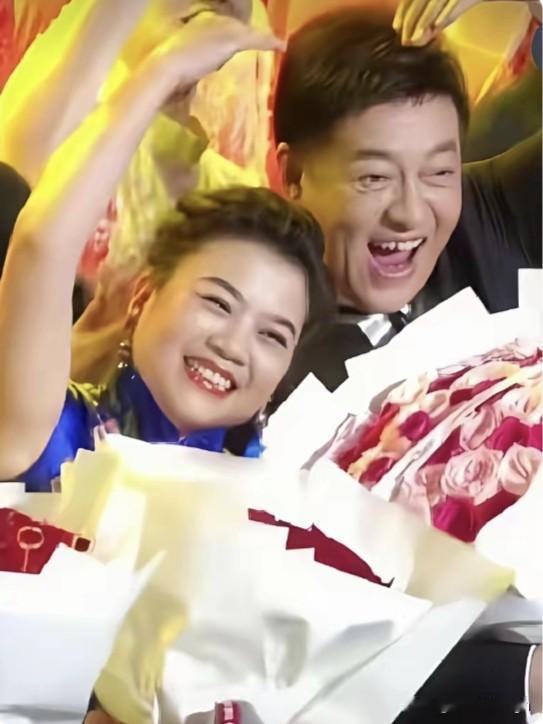 张也和吕继宏搭档多年，每次两人同框都特别有感染力。

他俩手里捧着鲜花，笑得特别