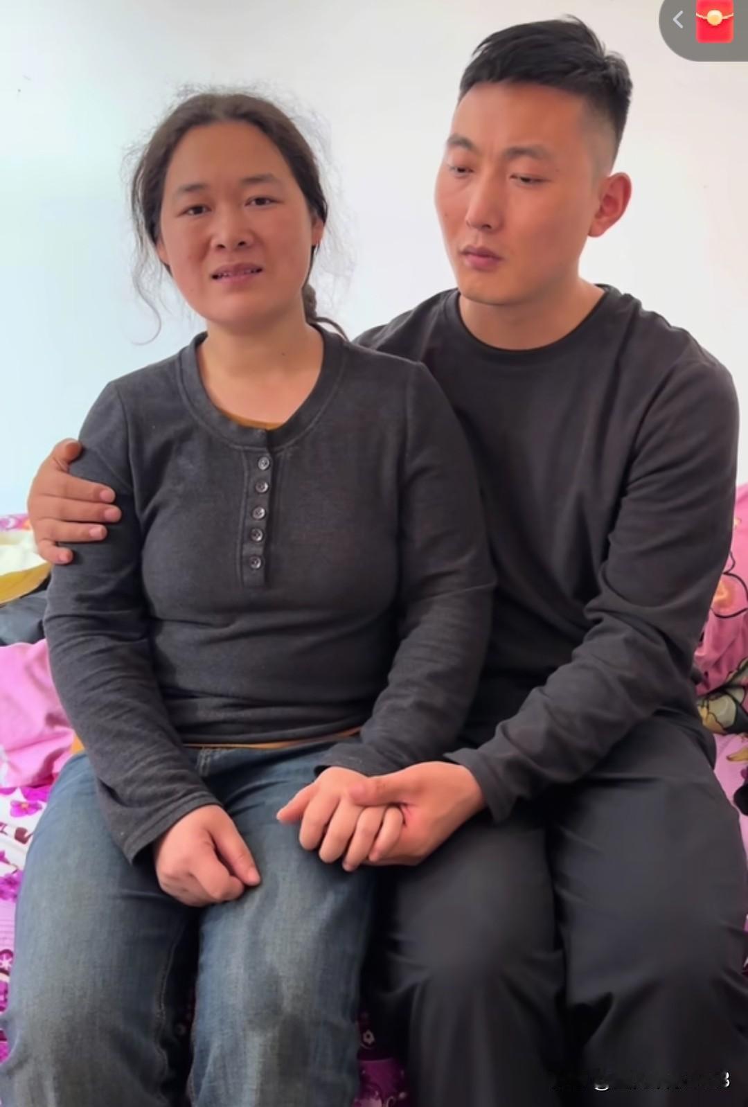 “风扇姐”小玉终于更新视频。在视频中大鹏一直紧握着“风扇姐”的手。风扇姐说最近时