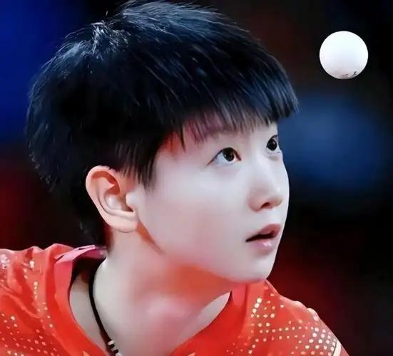 我想知道为什么这个小姑娘就这么爱这个小白球？
为什么一个小姑娘可以没黑没白日夜不