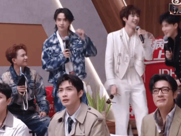 张睿主持能力 不会主持的演员不是好歌手！在披哥预热直播上主持了一段简直不要太亮眼
