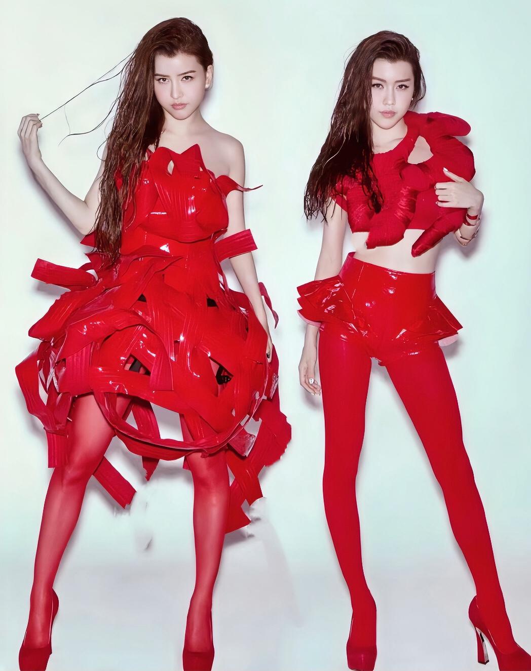 这里两个人很相似，分不清谁是姐姐谁是妹妹  娱乐