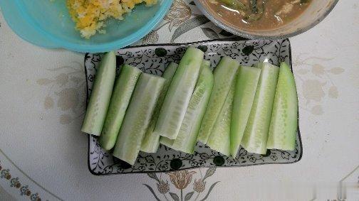 这是我的午餐，黄瓜蘸酱。因为午餐实在是没有菜了，我又不想下楼去买。而我又不能没有