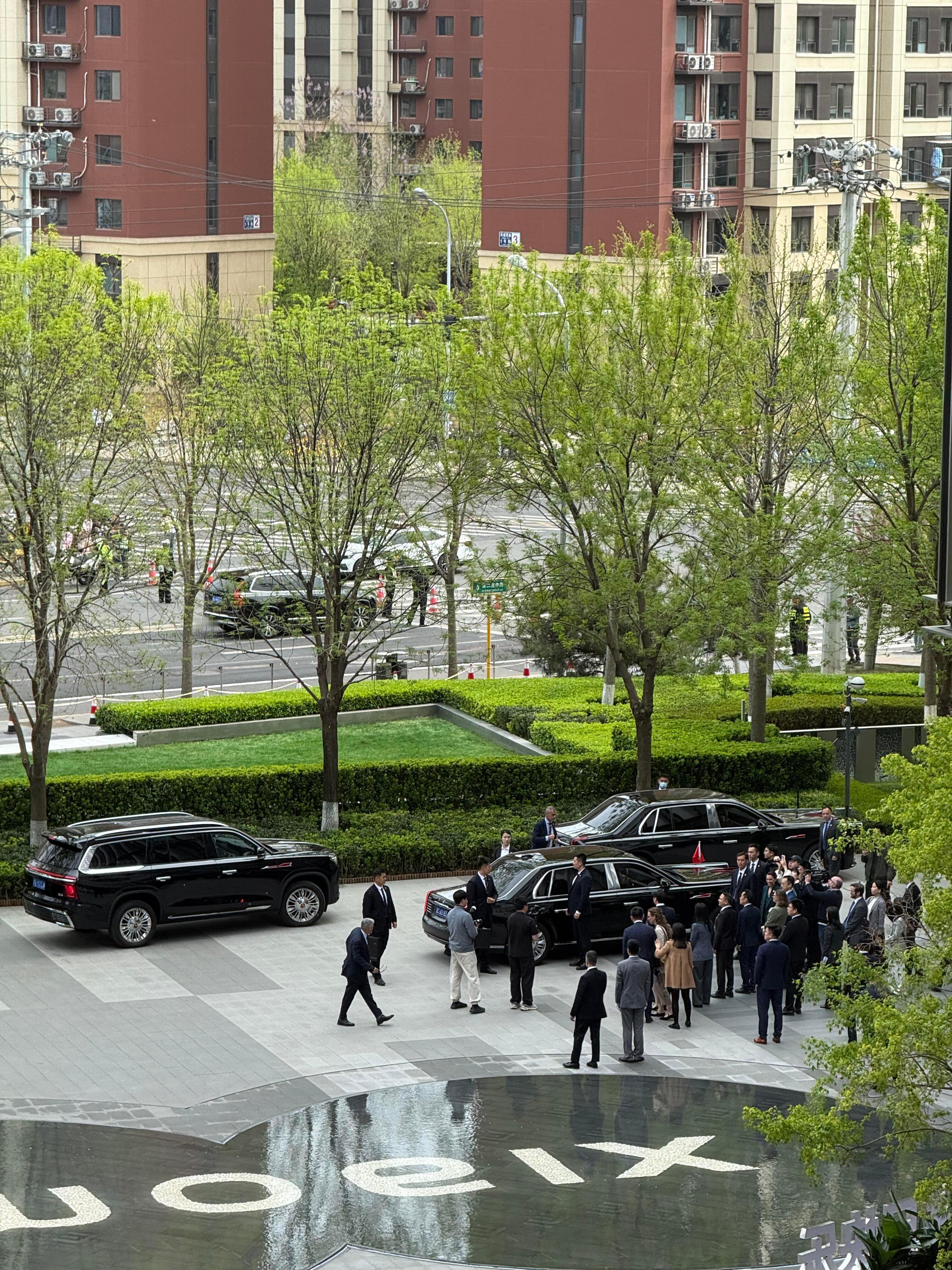 西班牙首相试坐小米汽车昨天郑丽文刚参访小米，今天西班牙首出现在了小米科技园。这波