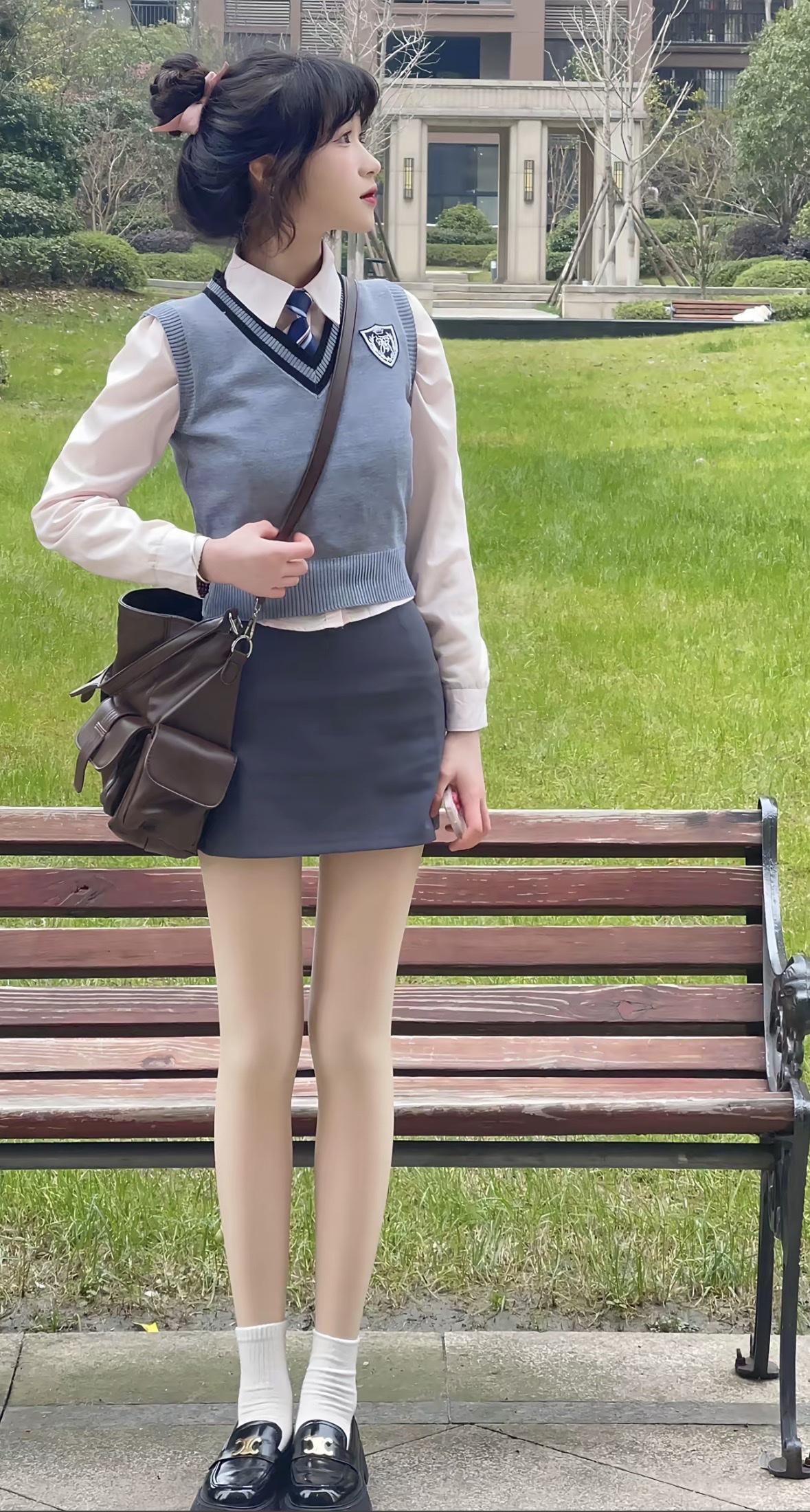 校园风少女就像校园里的一道光，青春洋溢得能溢出来。
站在红砖教学楼前，秋日午后阳