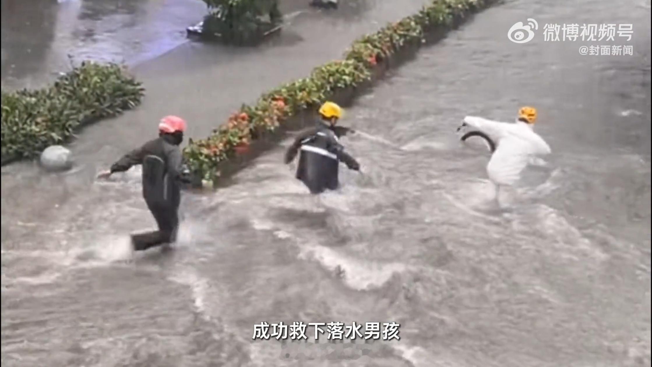 救人骑手获奖后妻子表示平安就好 五月广州暴雨，孩童被急流卷走，外卖骑手何国庆义无