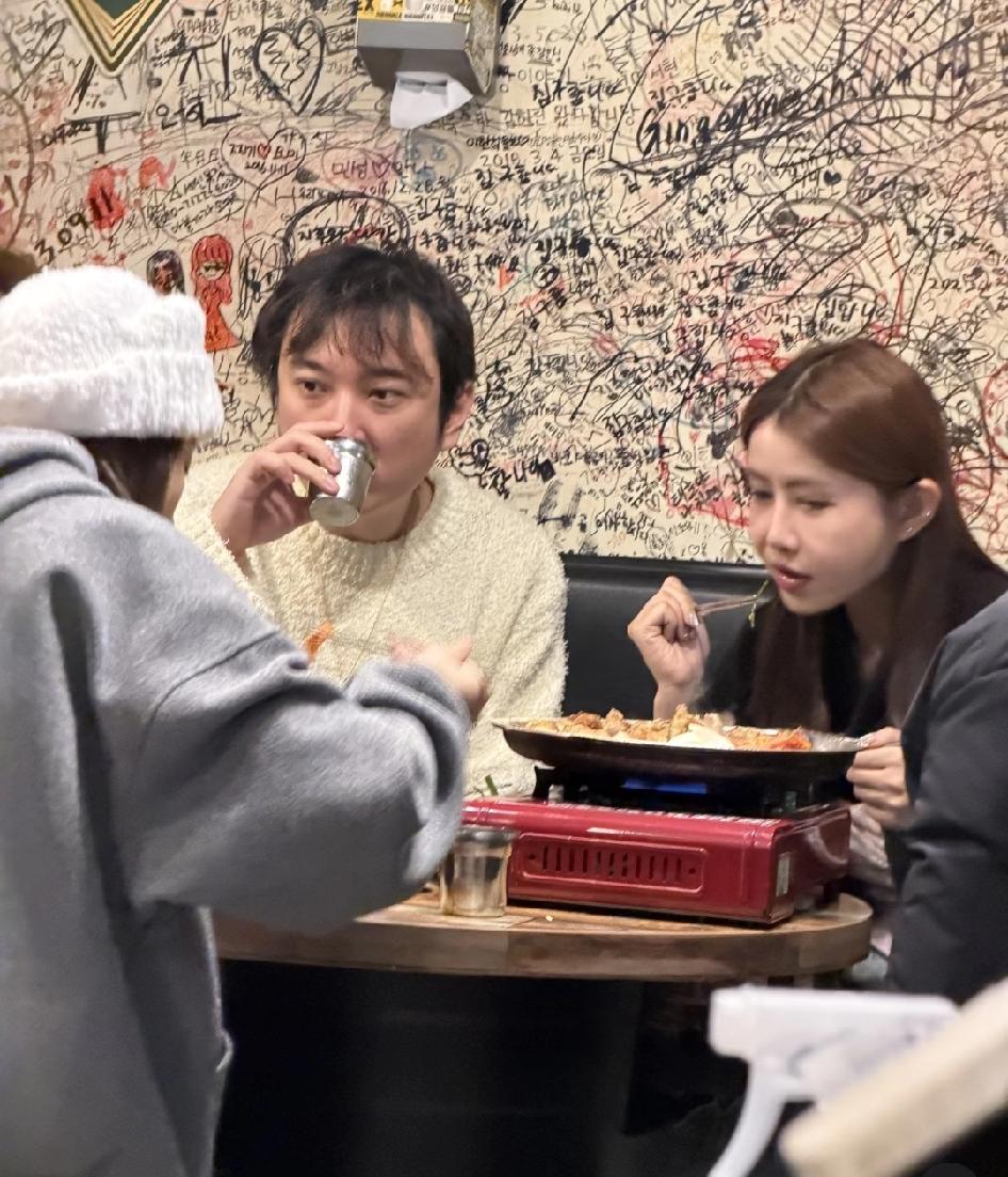王思聪现身韩国餐厅吃烤鱼，旁边坐着他的好朋友小黑，并没有见女友懒懒，他会不定期和