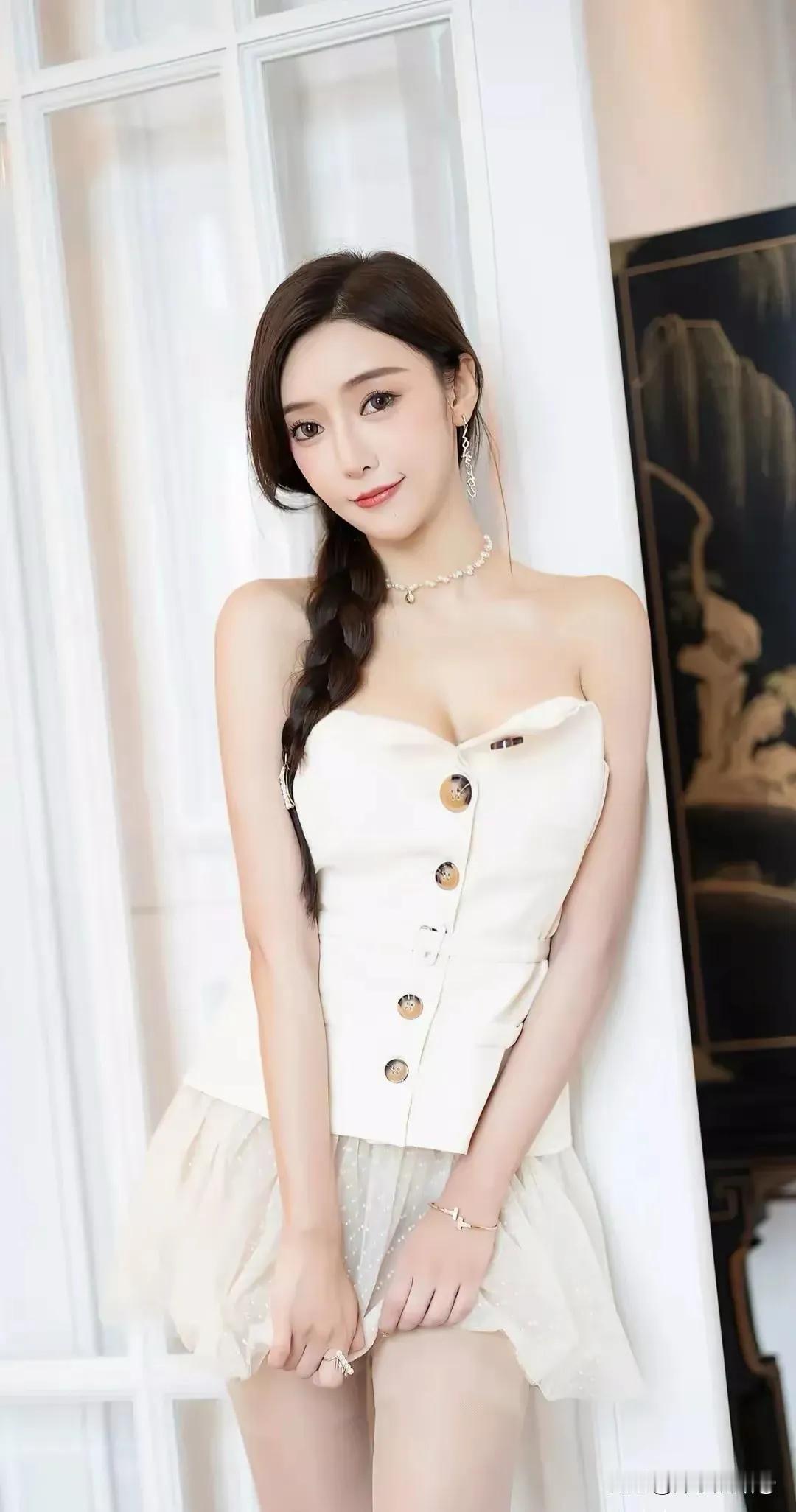 女神瑶瑶，无敌的存在，一身白裙，美若天仙！