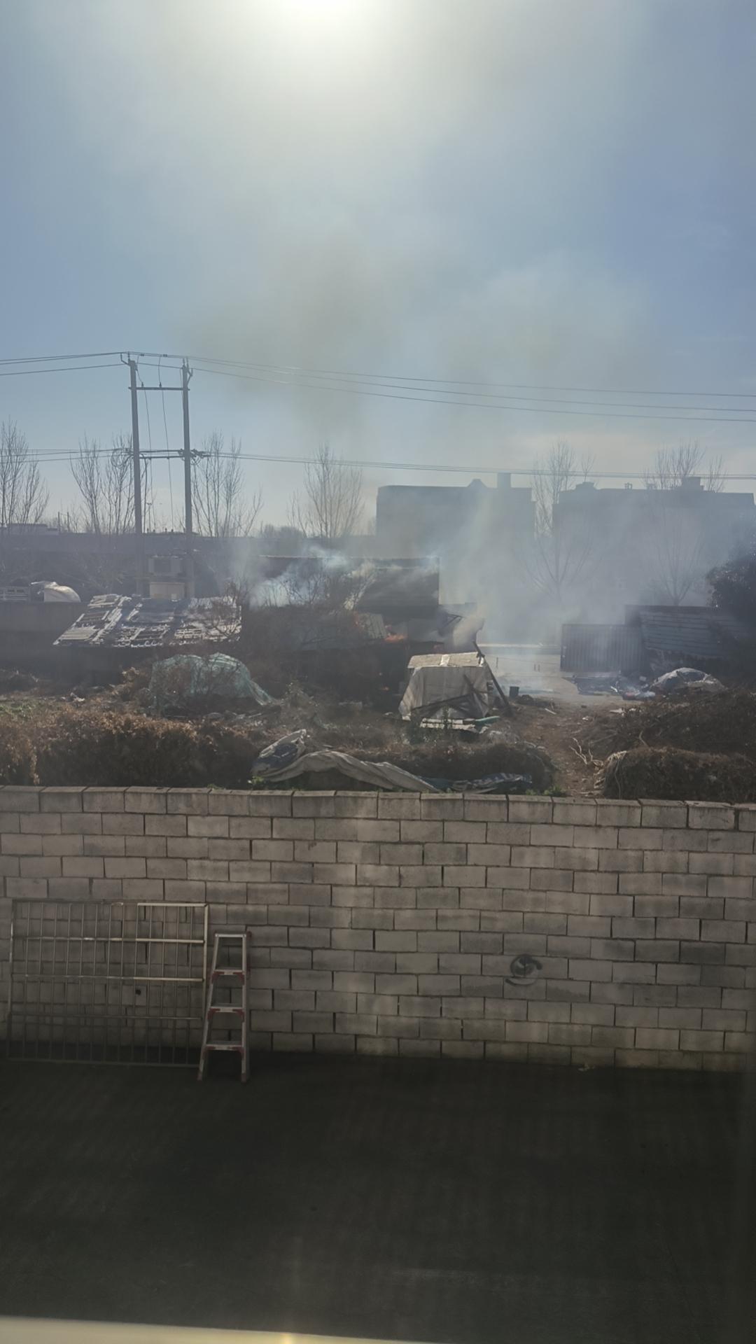 就在刚才，小区南门那个看门爷爷奶奶搭的简易小房子突然着火了，离我就二三十米。
 