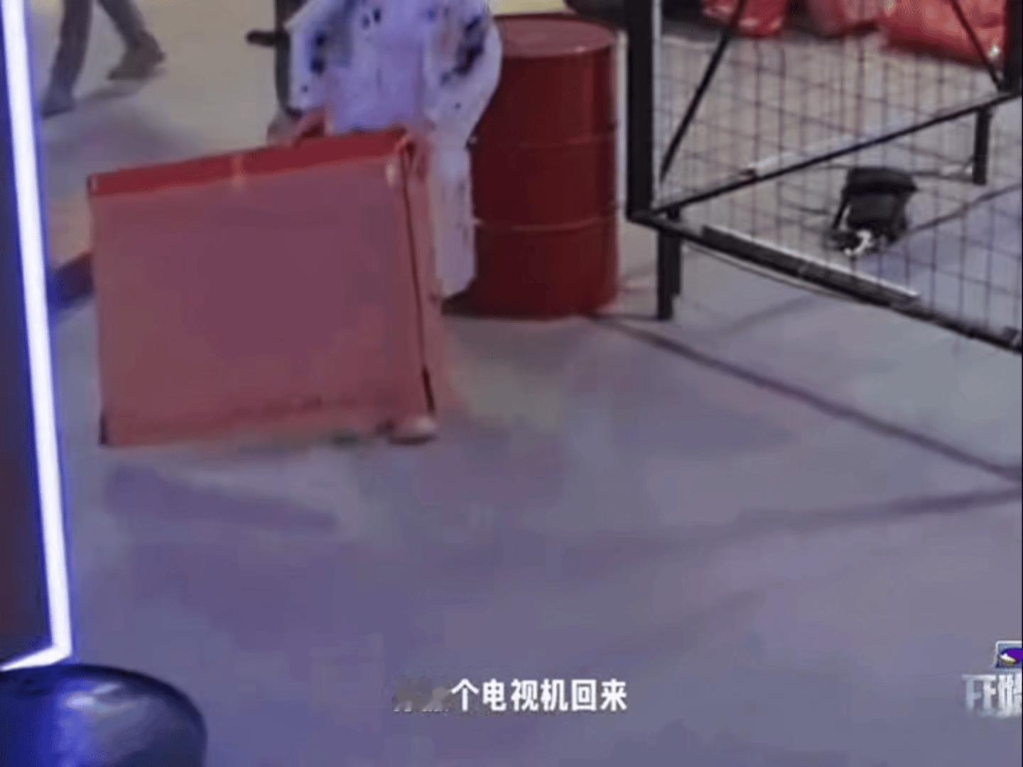 要被这个迪丽热巴萌晕！！上一秒看着巴巴的造型还以为马上要去幼儿园了，下一秒直接水