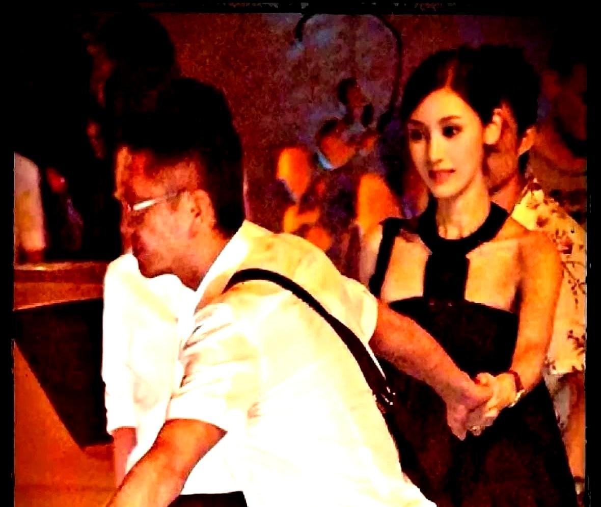 李嘉欣才是顶级玩家，这话真不是白说的。

前阵子，她和62岁的许晋亨专程飞到英国