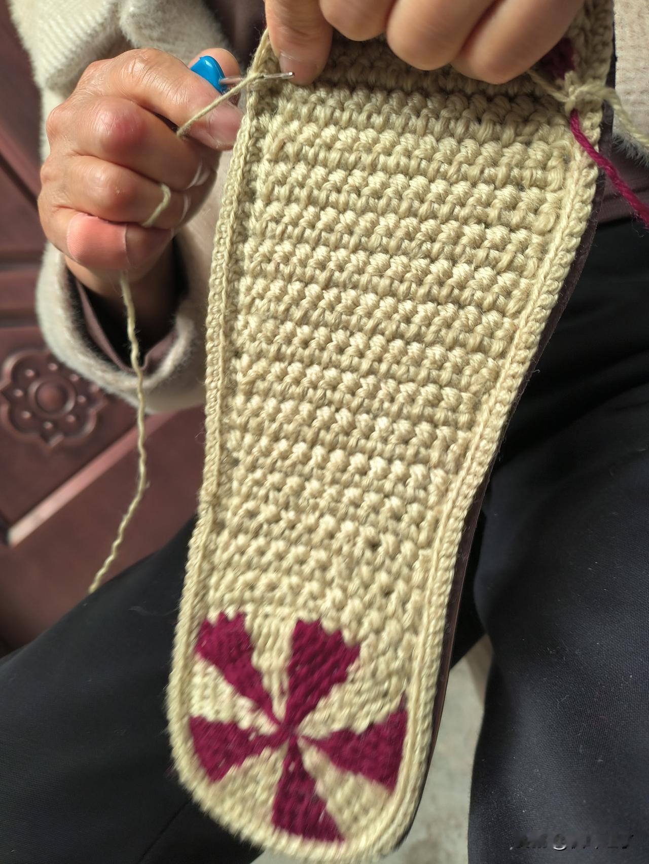 弟媳的手真巧，用旧毛衣拆下来的线给家里人做托鞋，棉的，单的，每人都有几双。这几年