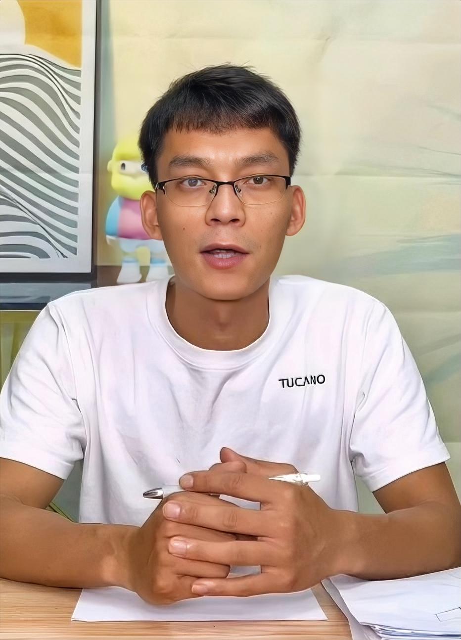 唐尚珺不建议复读，可以借助Ai工具填报专业。

后台粉丝询问唐尚珺高考成绩与平时