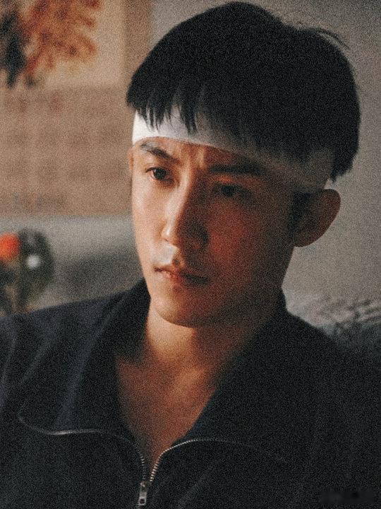 黄景瑜新剧在衣服上写代理书 别的角色遇到这种敏感案件都会避之不及，陈一众偏偏迎难