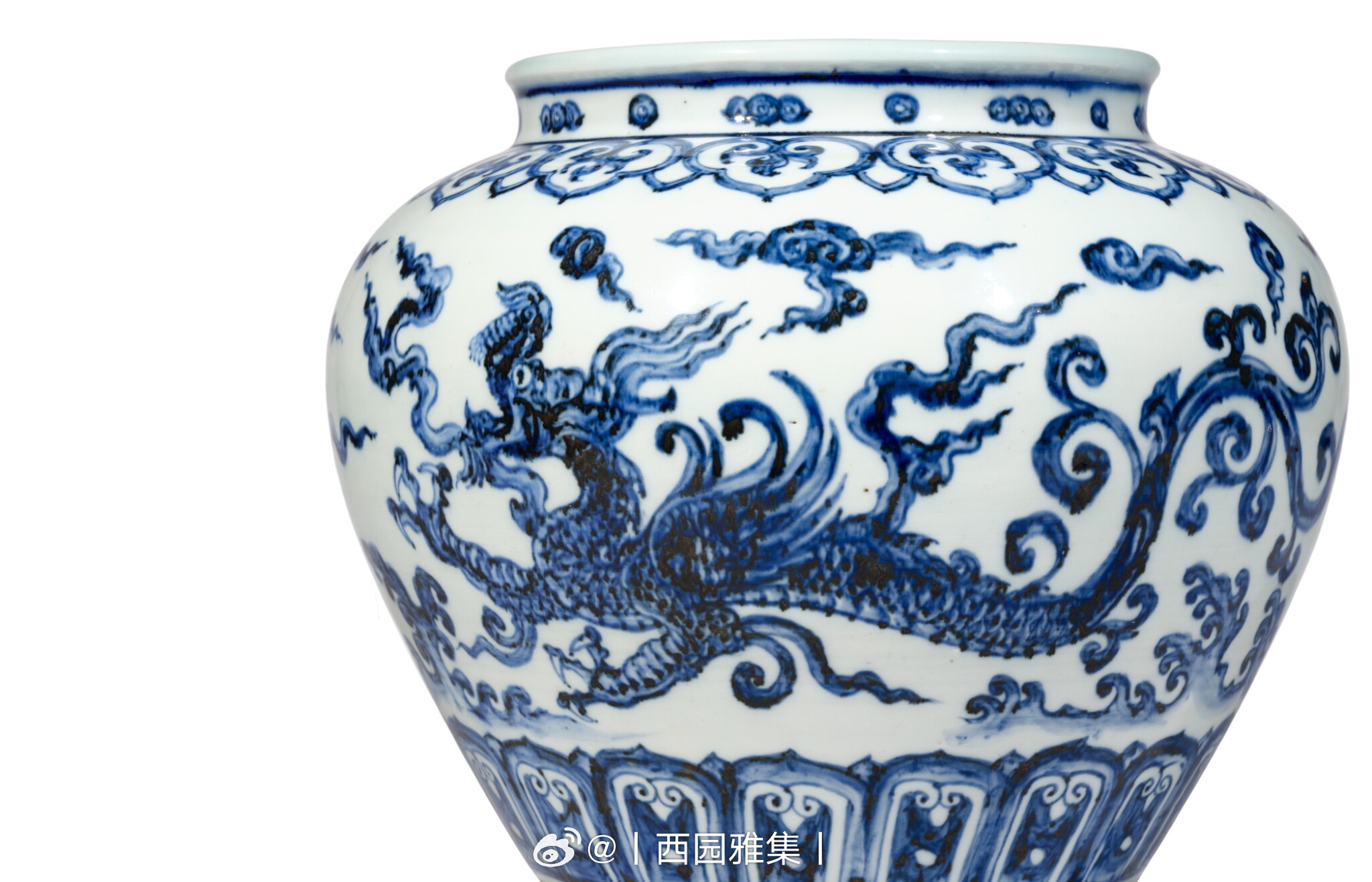 明永乐　青花夔龙纹罐永乐御窑产瓷画风精妙，笔触灵动，饶富想像。此罐当世无双，纹饰