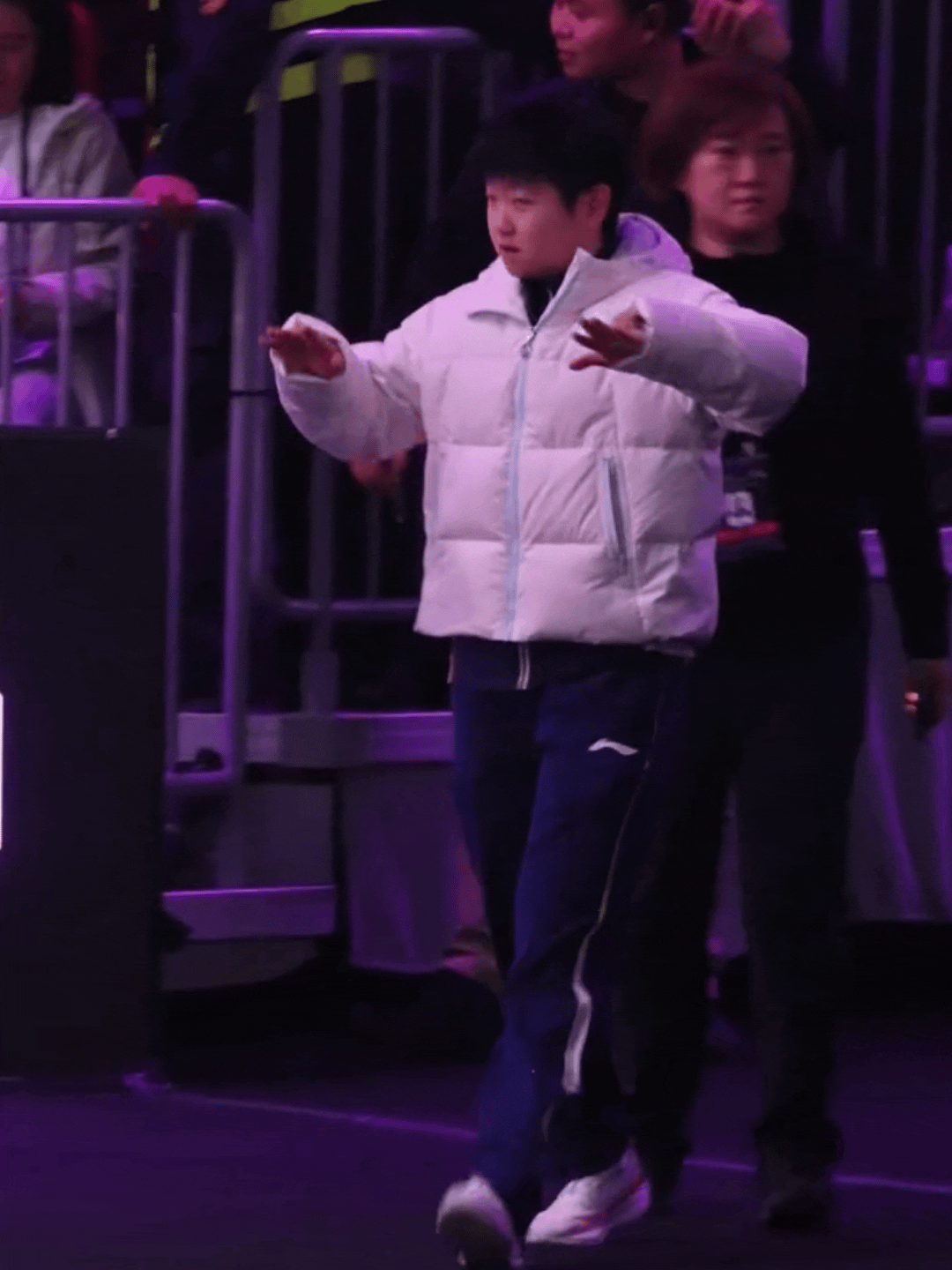 看哭了，网友说这或许是莎莎唯一一次按不住大家，大家不听莎莎话的时候。

重庆冠军