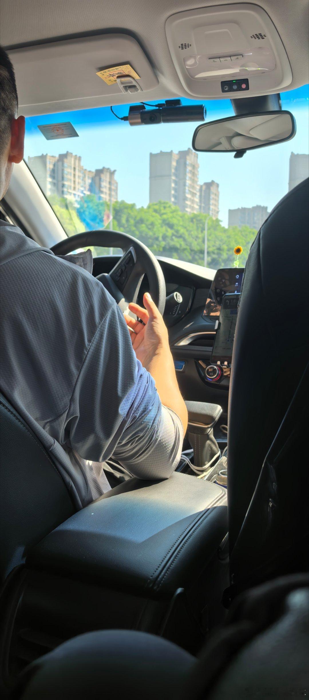 刚上车，司机大哥就问我:你说固态电池两三年到底能不能上车？给我一下子愣住了！大v