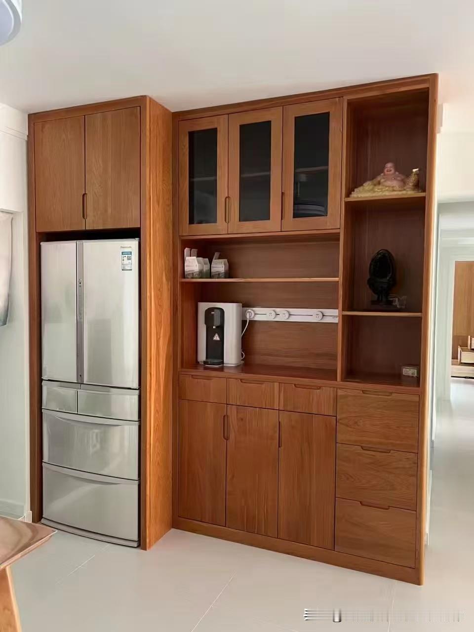 纯原木定制家具保留了木材的‌天然纹理、色彩与质感‌，能为整个房屋增添自然、温暖的