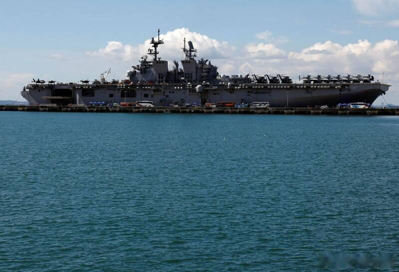 美军两栖攻击舰驶向中东，驻日海军陆战队调动引发地面战猜测美以伊冲突中东现场直击 