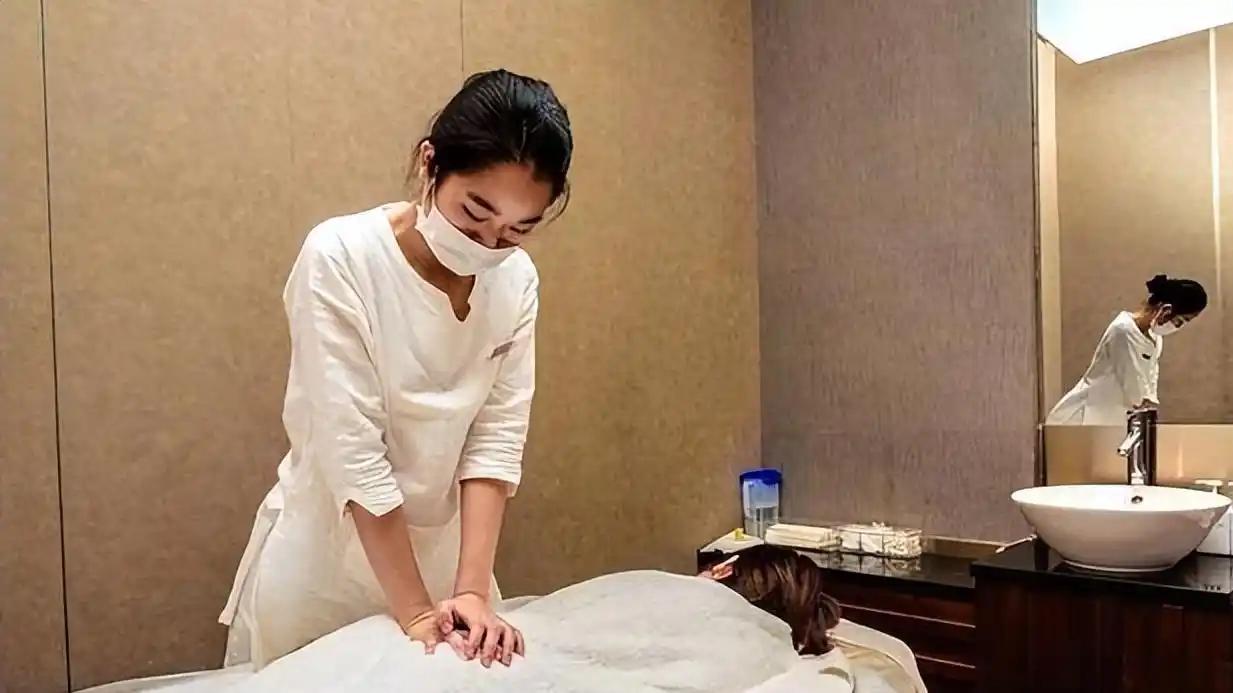 内蒙古，一女子哺乳期上门给客户按摩，为了多赚点奶粉钱，就打起了“歪主意”，给客户