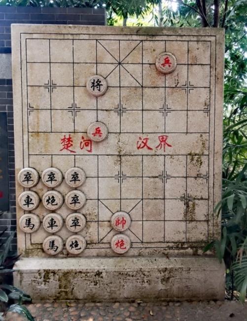 崩溃！这棋局也太反人类了
 
在白云山看到这个象棋残局，我自信满满上手一试，结果