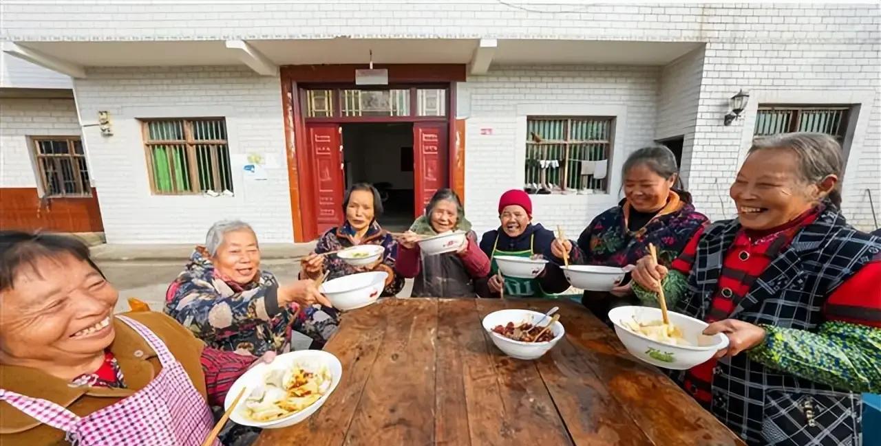 最近农村里最暖心的事儿，就数村干部带着留守老头老太太们提前过冬至了！12月17日